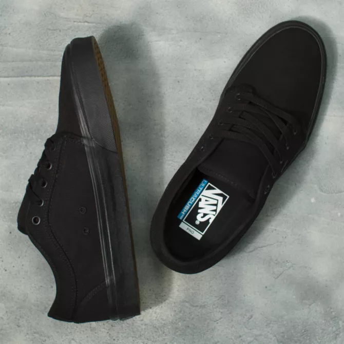 Vans chukka low sales blackout